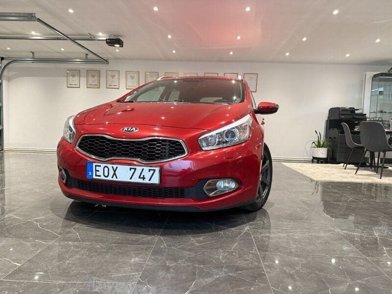 Röd Begagnad 2013 Kia Ceed Sportswagon Comfort Kombi | 69 900 kr (Marknadspris) - Bild 1/4