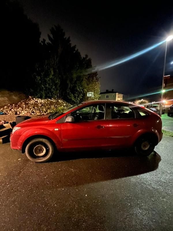 Roströd ish Begagnad 2006 Ford Focus Halvkombi | 6 400 kr (Superpris) - Bild 1/4
