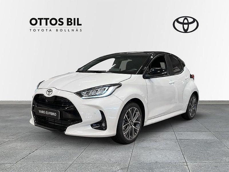 Vit Ny 2025 Toyota Yaris Hybrid Style Halvkombi | 325 000 kr (Marknadspris) - Bild 1/4