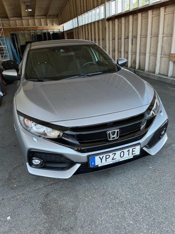 Silver Begagnad 2018 Honda Civic Halvkombi | 170 000 kr (Marknadspris) - Bild 1/4
