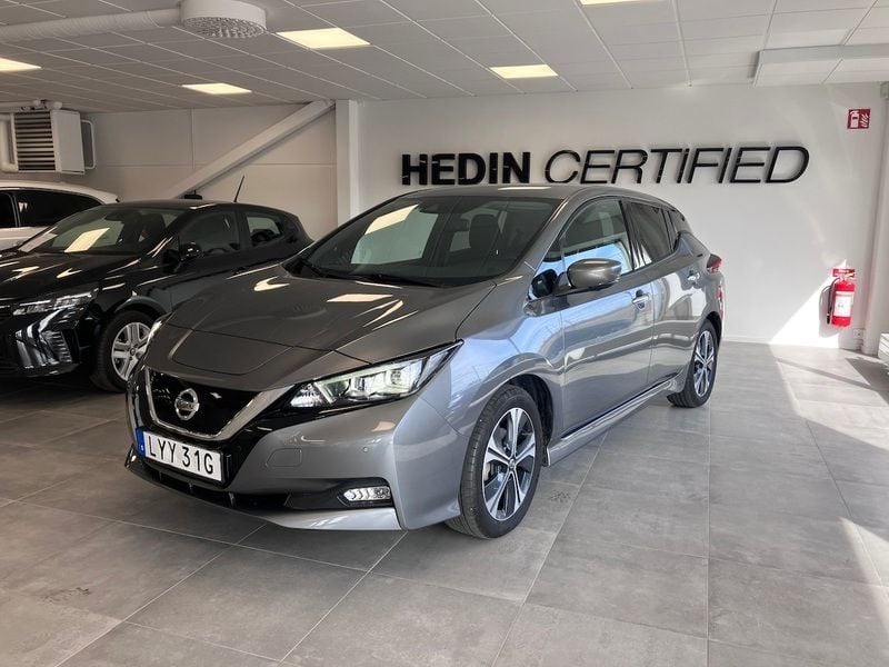 Grå Begagnad 2022 Nissan Leaf N-Connecta Halvkombi | 219 900 kr (Lite dyr) - Bild 1/4