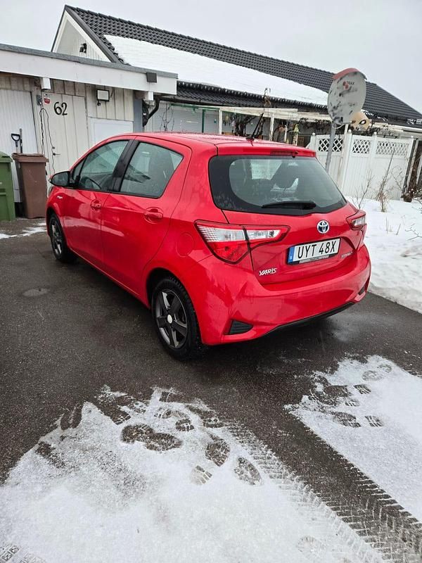 Begagnad Toyota Yaris Hybrid 101 HK (74 kW) 2019