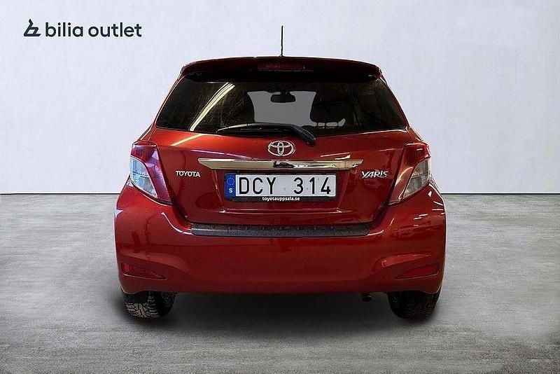 Begagnad Toyota Yaris Style 99 HK (72 kW) 2011 Röd Halvkombi