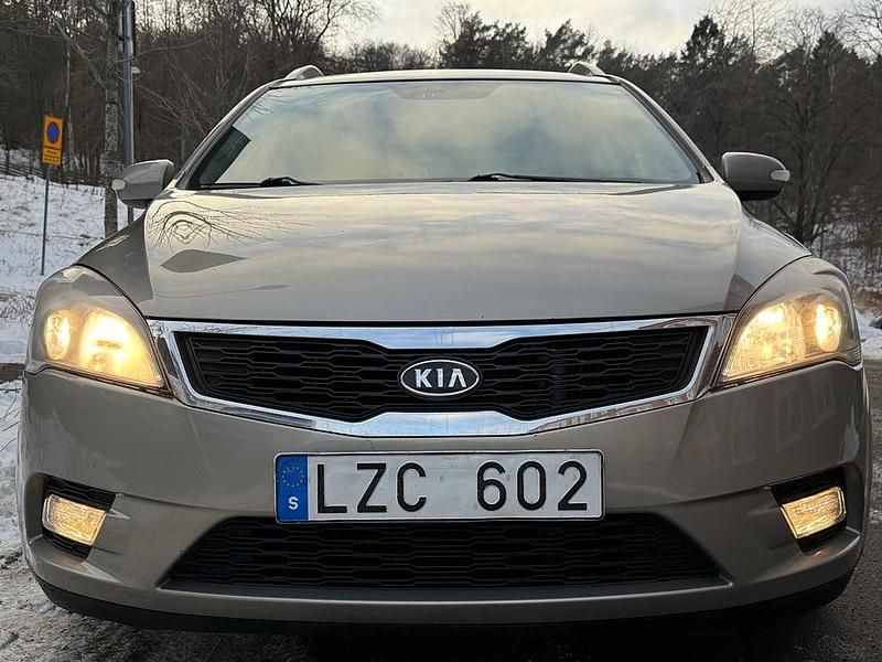 Begagnad Kia Ceed Sportswagon 128 HK (94 kW) 2011 Silver Kombi