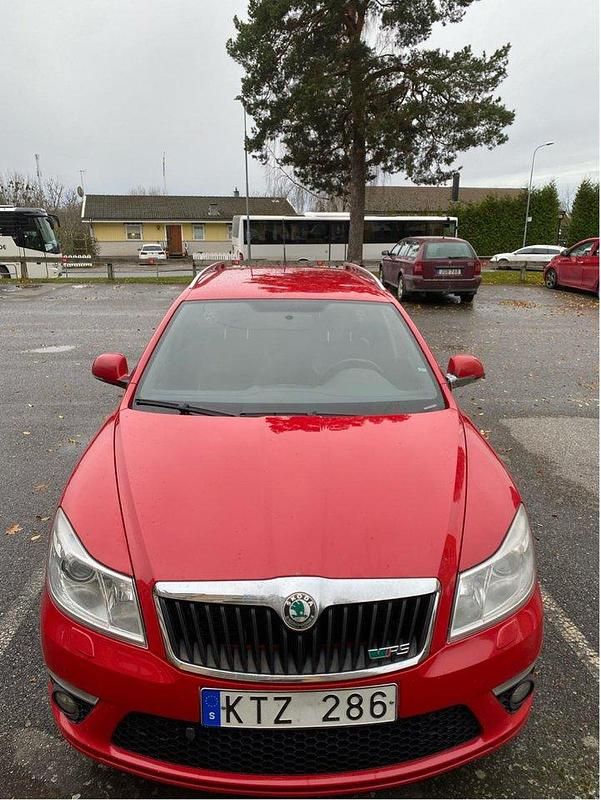 Röd Begagnad 2011 Skoda Octavia RS Kombi | 27 000 kr (Superpris) - Bild 1/4