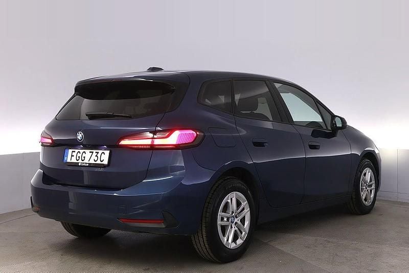 Begagnad BMW 225 Active Tourer Comfort Edition 245 HK (180 kW) 2024 Blå Minibuss