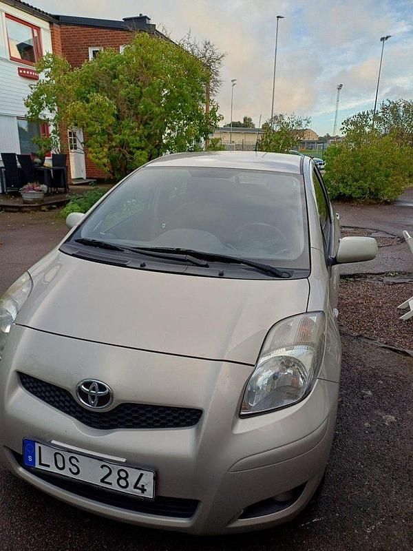 Brun Begagnad 2011 Toyota Yaris Halvkombi | 60 000 kr (Marknadspris) - Bild 1/3