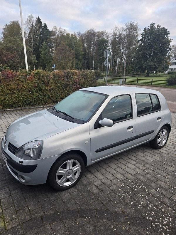 Grå Begagnad 2005 Renault Clio R.S. Halvkombi | 23 000 kr (Marknadspris) - Bild 1/4