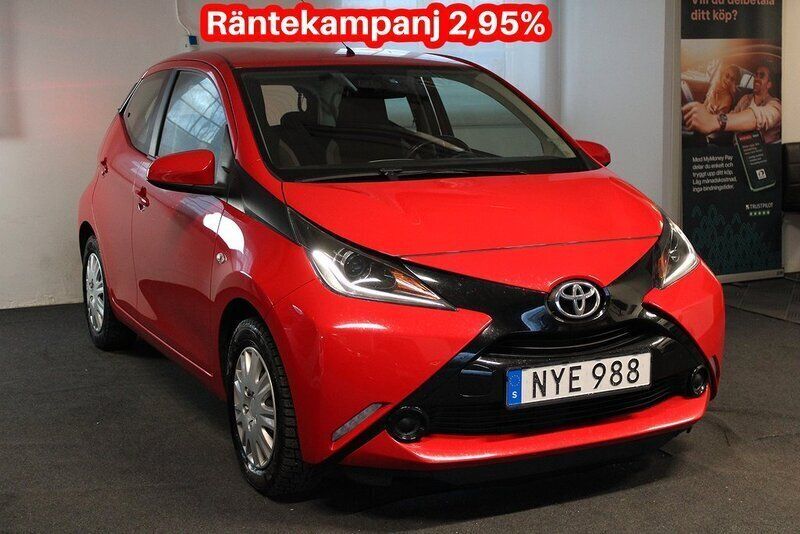 Röd Begagnad 2017 Toyota Aygo X-play Halvkombi | 84 900 kr (Marknadspris) - Bild 1/4