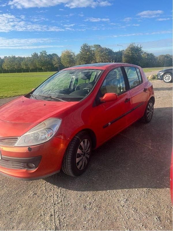 Röd Begagnad 2006 Renault Clio R.S. Halvkombi | 16 000 kr (Marknadspris) - Bild 1/3
