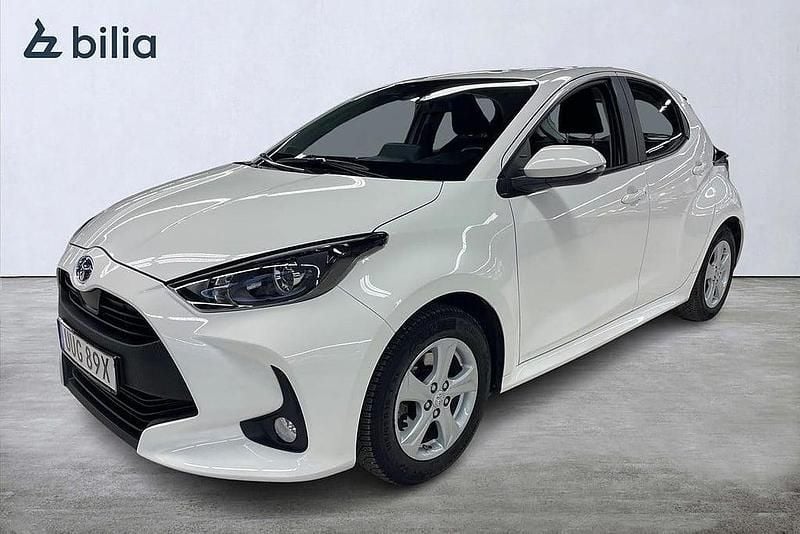 Vit Begagnad 2022 Toyota Yaris Hybrid Active Halvkombi | 219 900 kr (Marknadspris) - Bild 1/3