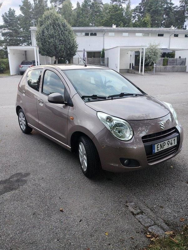 Brun Begagnad 2011 Suzuki Alto Halvkombi | 33 000 kr (Marknadspris) - Bild 1/4