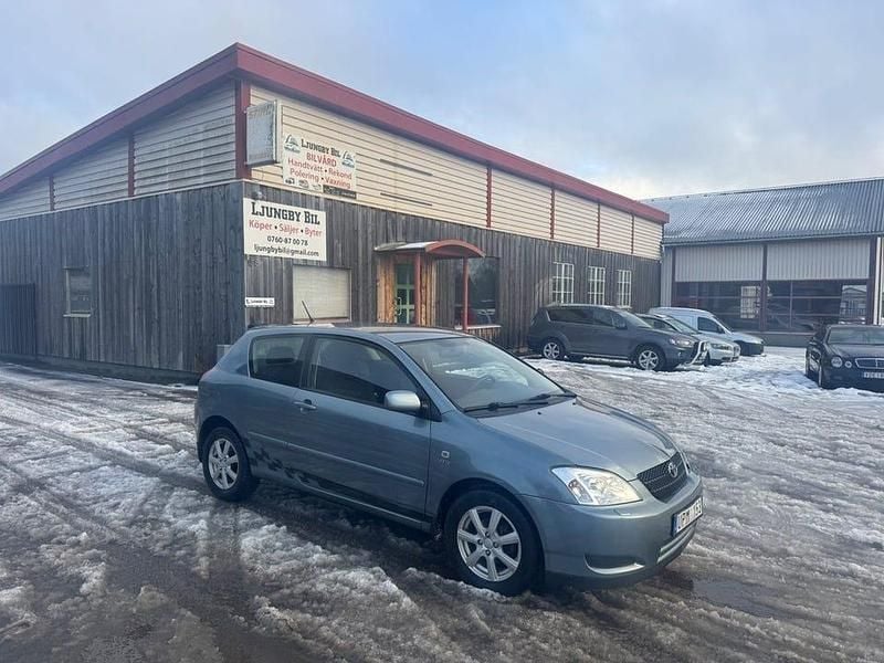 Blå Begagnad 2004 Toyota Corolla Halvkombi | 28 000 kr (Marknadspris) - Bild 1/4