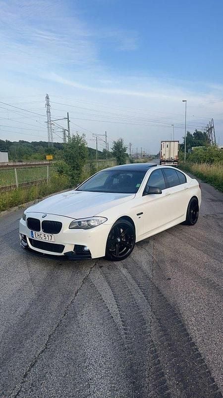Vit Begagnad 2011 BMW 525 M Sport Sedan | 160 000 kr (Marknadspris) - Bild 1/4