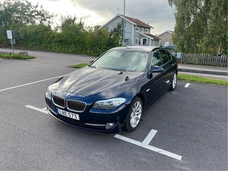 Blå Begagnad 2010 BMW 525 Sedan | 99 000 kr (Bra pris) - Bild 1/4