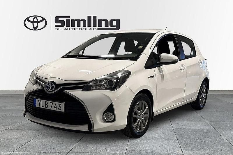 Vit Begagnad 2016 Toyota Yaris Hybrid Halvkombi | 119 900 kr (Marknadspris) - Bild 1/4