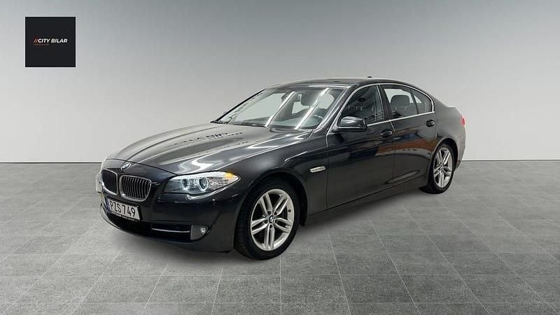 Grå Begagnad 2010 BMW 520 Sedan | 109 900 kr (Marknadspris) - Bild 1/4