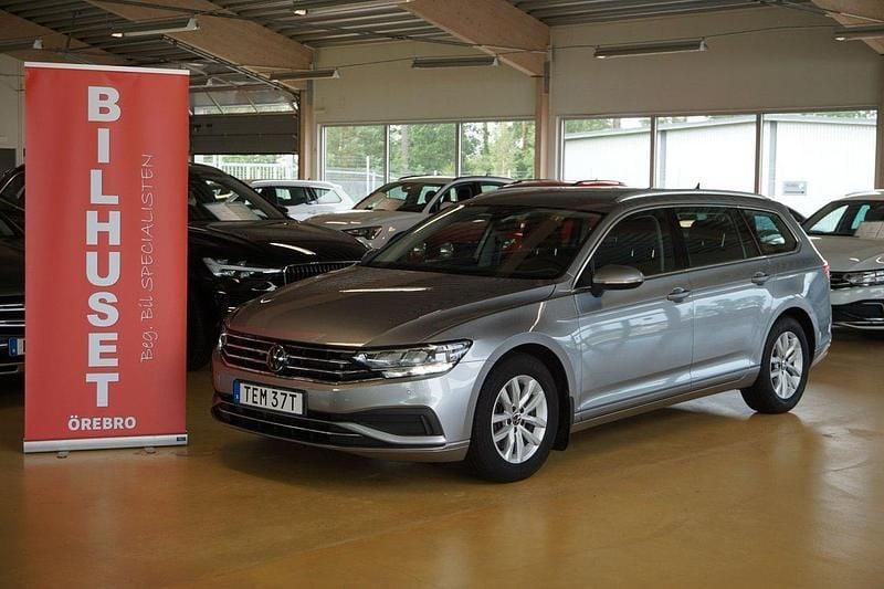 Silver Begagnad 2020 VW Passat Edition Kombi | 239 000 kr (Marknadspris) - Bild 1/4