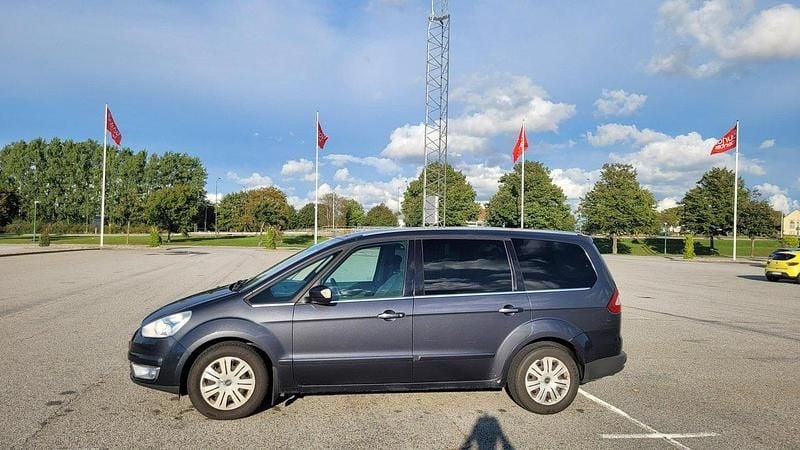 Grå Begagnad 2009 Ford Galaxy Titanium Minibuss | 30 000 kr - Bild 1/4