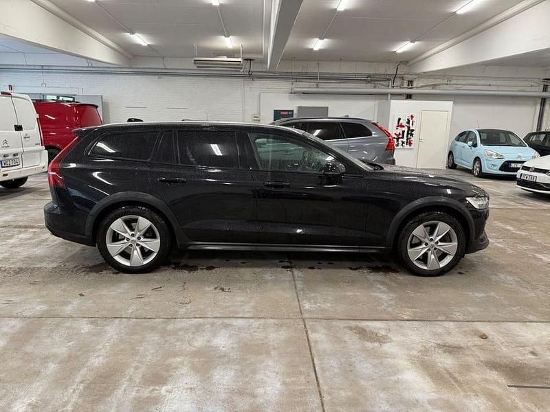 Svart Begagnad 2019 Volvo V60 CC Momentum Kombi | 269 900 kr (Dyr) - Bild 1/1