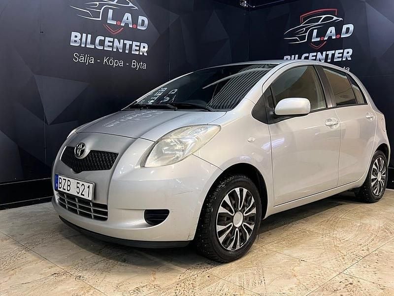 Silver Begagnad 2006 Toyota Yaris Halvkombi | 33 000 kr (Marknadspris) - Bild 1/4
