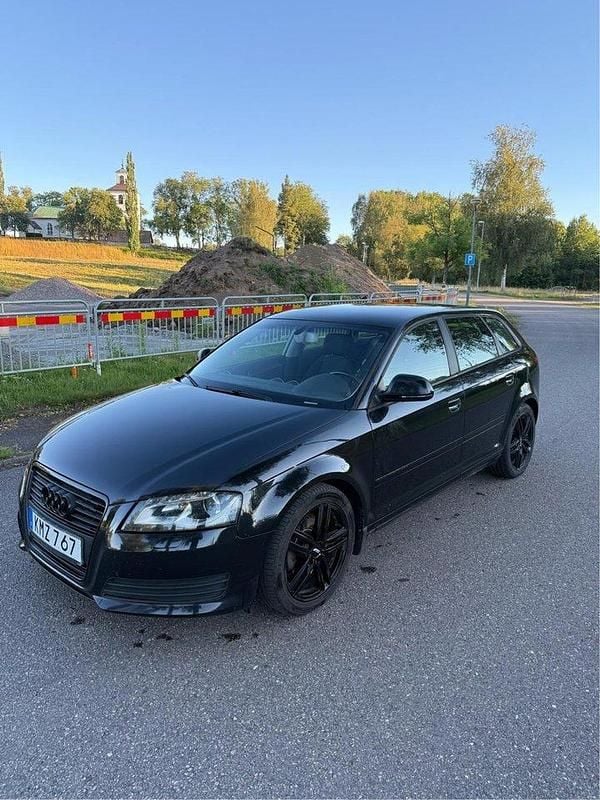 Svart Begagnad 2010 Audi A3 Sportback Attraction Halvkombi | 74 000 kr (Marknadspris) - Bild 1/4