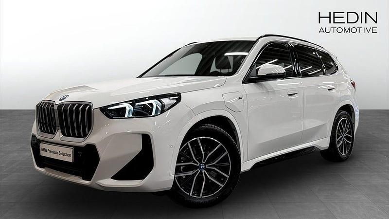 Vit Begagnad 2025 BMW X1 Comfort Edition SUV | 568 700 kr - Bild 1/4