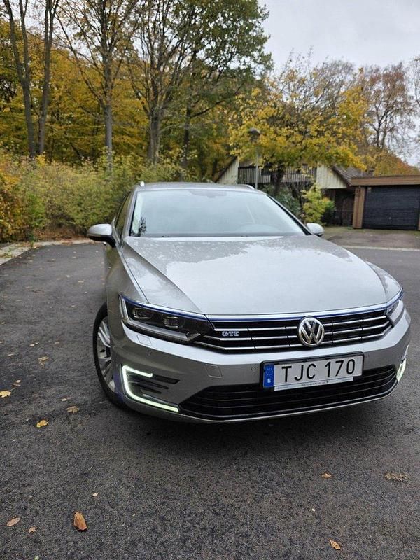 Silver Begagnad 2017 VW Passat Kombi | 159 000 kr (Superpris) - Bild 1/4