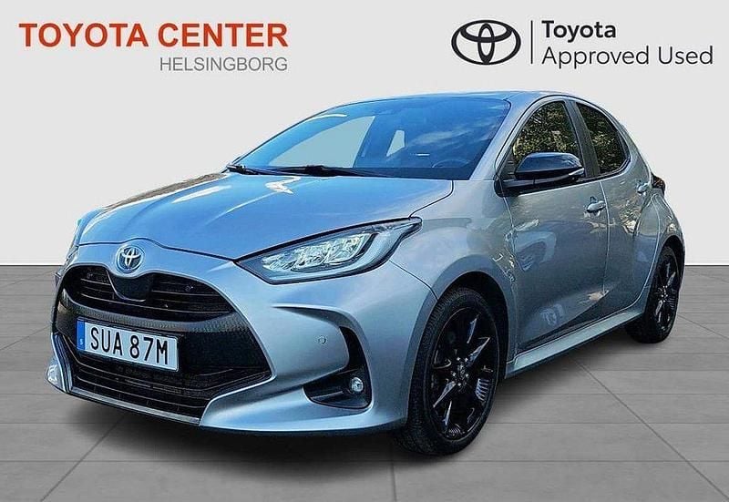 Silver Begagnad 2023 Toyota Yaris Hybrid Style Halvkombi | 239 900 kr (Marknadspris) - Bild 1/4