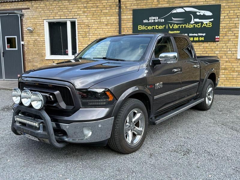 Mörkgrå (grå) Begagnad 2016 RAM 1500 Pickup | 289 900 kr (Marknadspris) - Bild 1/4