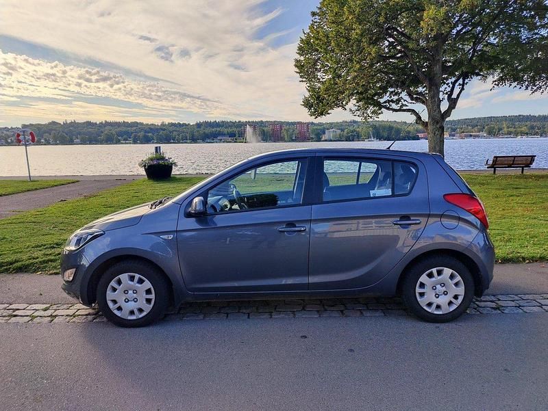 Brun Begagnad 2013 Hyundai i20 Halvkombi | 64 900 kr (Marknadspris) - Bild 1/4