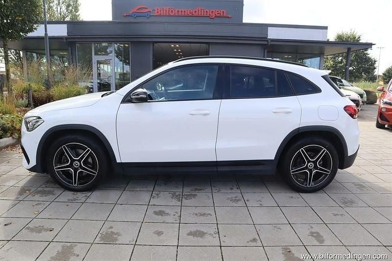 Vit samma som bilen Begagnad 2022 Mercedes GLA200 AMG SUV | 334 900 kr (Bra pris) - Bild 1/4