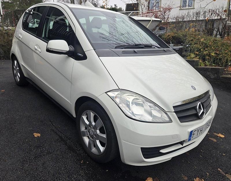 Vit Begagnad 2010 Mercedes A160 Halvkombi | 42 000 kr (Marknadspris) - Bild 1/4