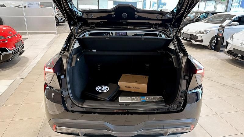 Begagnad MG MG4 EV 125 kW (170 HK) 2024 Svart Halvkombi