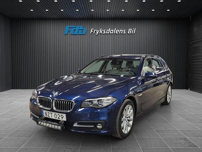 Blå Begagnad 2016 BMW 520 Kombi | 169 900 kr (Marknadspris) - Bild 1/4