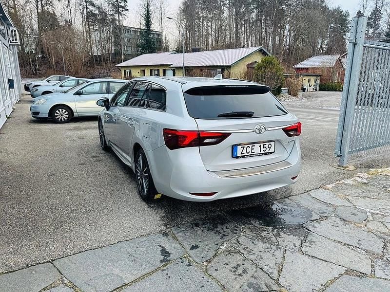 Begagnad Toyota Avensis Active 147 HK (108 kW) 2017 Silver Kombi