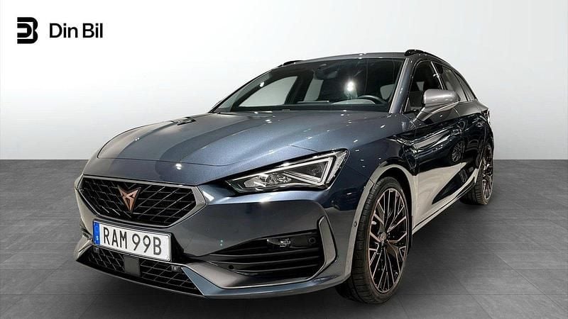 Grå Begagnad 2023 Cupra Leon VZ Kombi | 299 900 kr (Marknadspris) - Bild 1/4