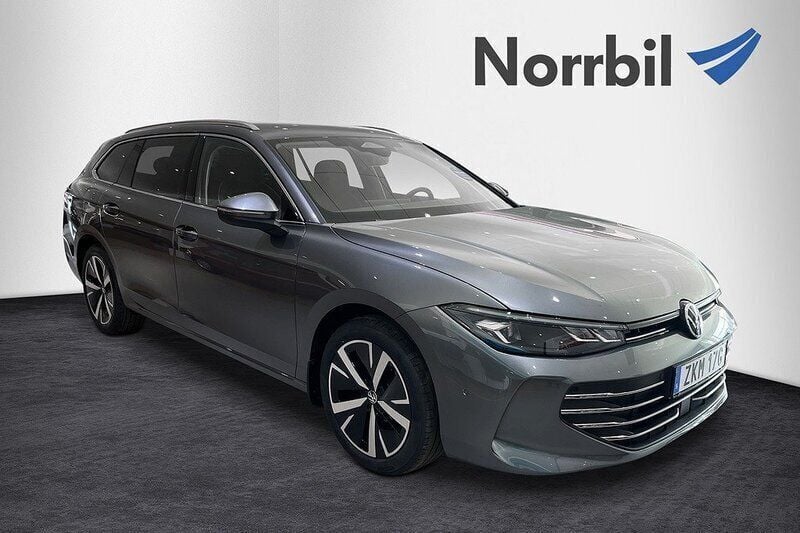 Mörkgrå (diabase grey metallic) Ny 2024 VW Passat Kombi | 465 900 kr (Marknadspris) - Bild 1/4