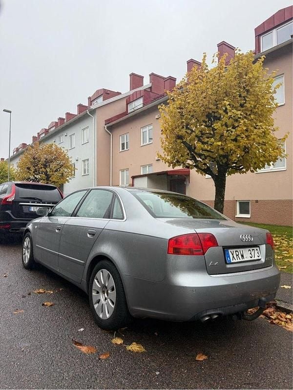 Grå Begagnad 2007 Audi A4 Sport Sedan | 44 900 kr (Marknadspris) - Bild 1/4