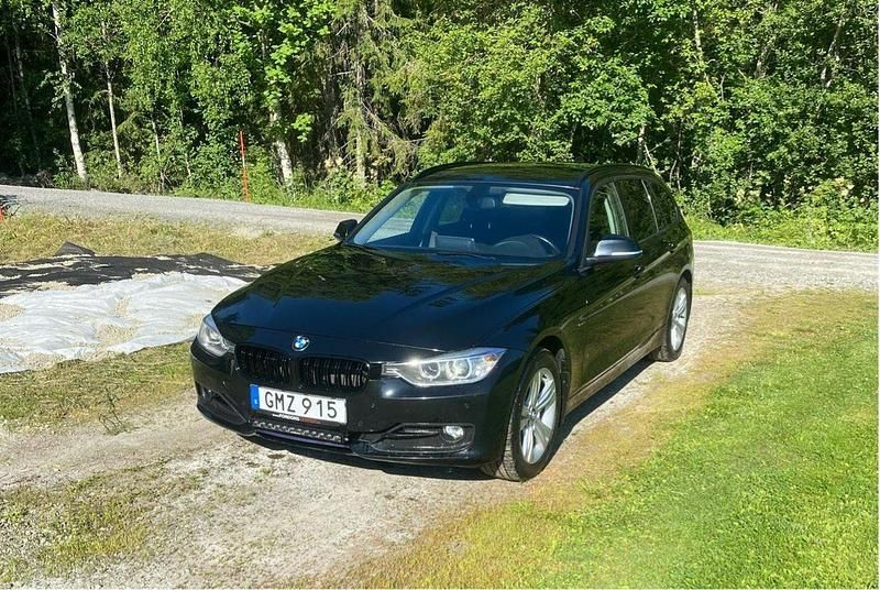 Svart Begagnad 2015 BMW 318 Sport Line Kombi | 110 000 kr (Marknadspris) - Bild 1/4