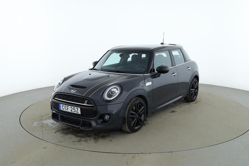 Grå Begagnad 2021 Mini Cooper S Halvkombi | 240 000 kr (Marknadspris) - Bild 1/4