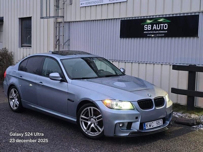 Ljusblå Begagnad 2010 BMW 330 Comfort Edition Sedan | 99 900 kr (Marknadspris) - Bild 1/4