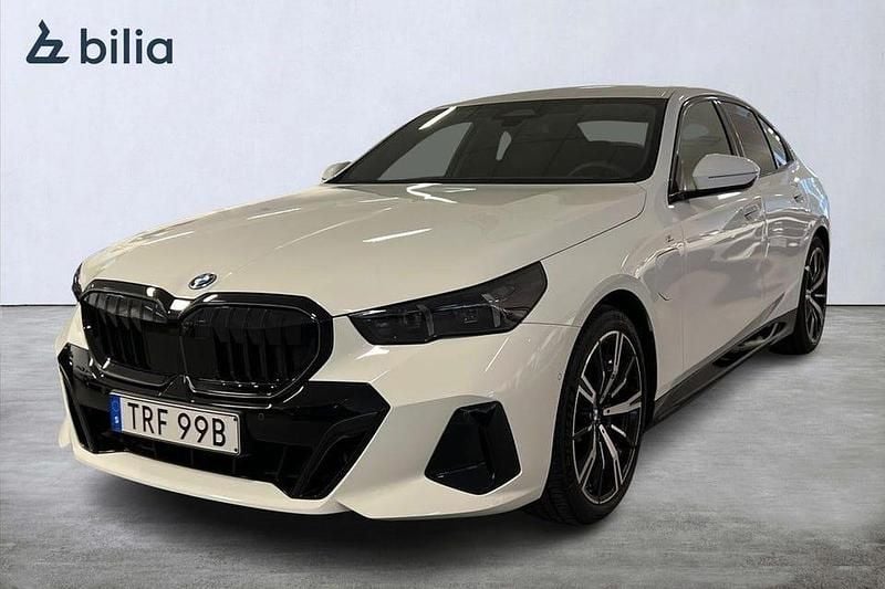 Alpine white Begagnad 2025 BMW 530 M Sport Sedan | 679 900 kr - Bild 1/4