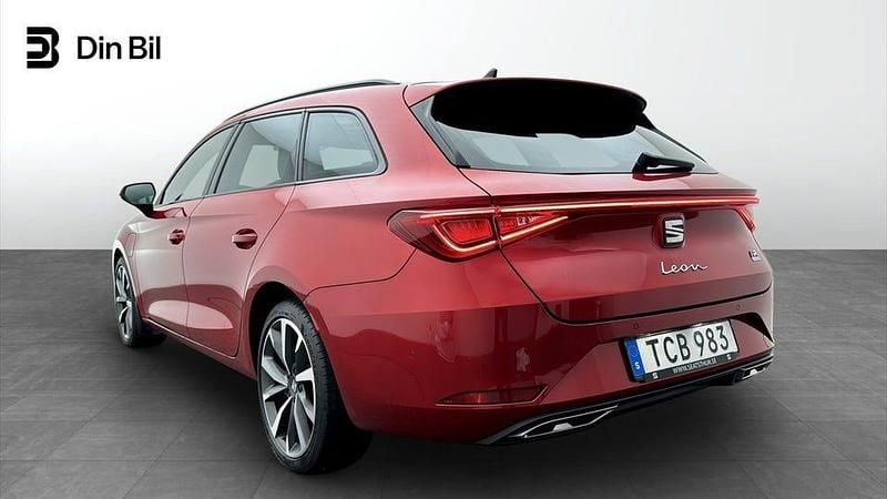 Begagnad Seat Leon FR 150 HK (110 kW) 2021 Desire red