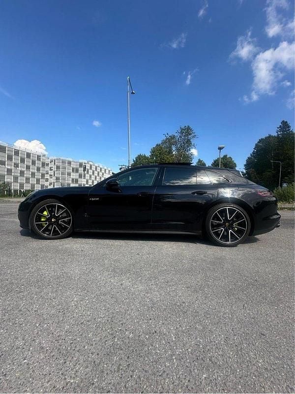 Svart Begagnad 2019 Porsche Panamera 4 Sport Turismo Sedan | 610 000 kr (Marknadspris) - Bild 1/4