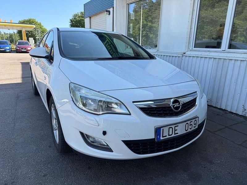 Vit Begagnad 2011 Opel Astra Halvkombi | 54 500 kr (Marknadspris) - Bild 1/4