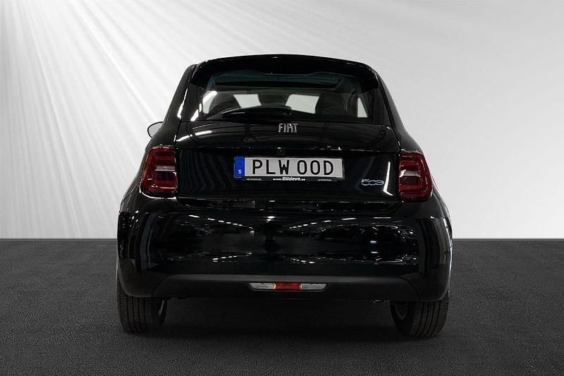 Begagnad Fiat 500e 88 kW (120 HK) 2022 Svart Halvkombi