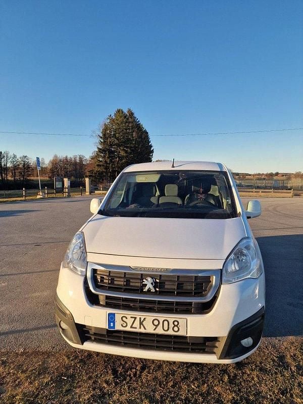 Vit Begagnad 2016 Peugeot Partner Minibuss | 62 000 kr (Marknadspris) - Bild 1/4