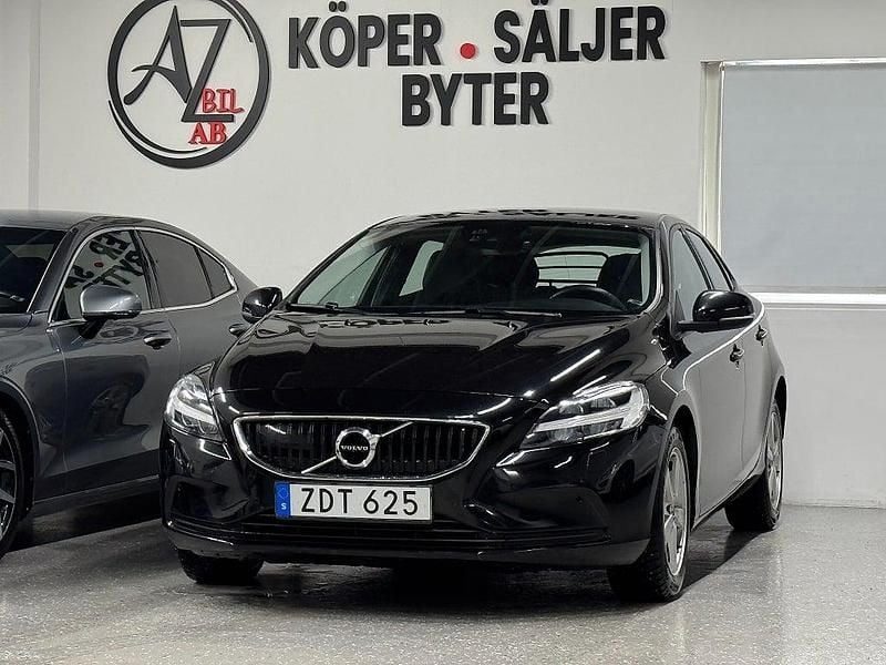 Begagnad Volvo V40 Momentum 150 HK (110 kW) 2018 Svart Halvkombi