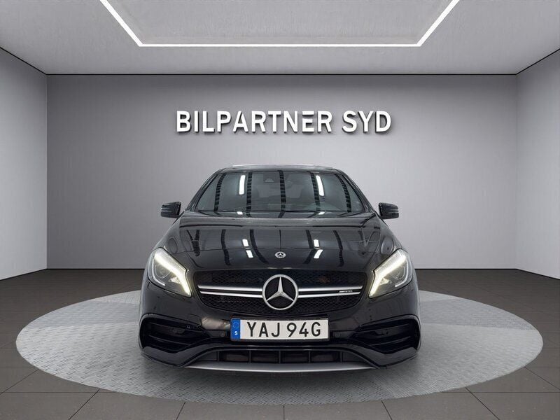 Svart Begagnad 2017 Mercedes A45 AMG AMG Halvkombi | 269 900 kr (Bra pris) - Bild 1/4